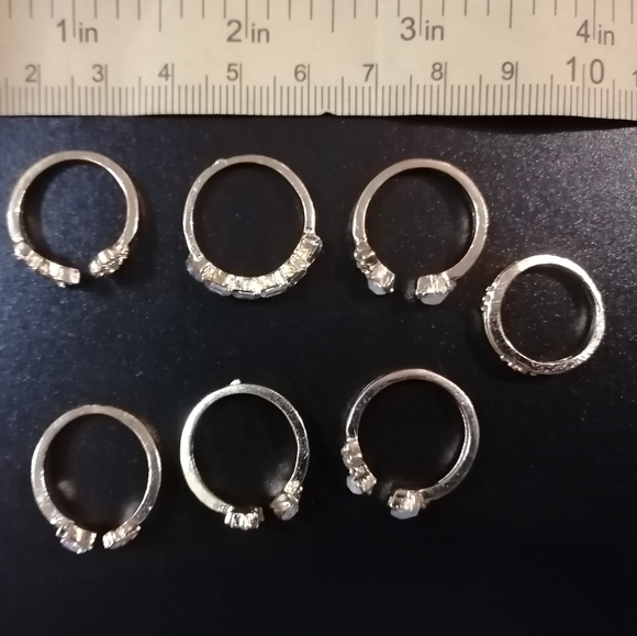 Rings, multiple flowers and butterflies. - Picture 3 of 5